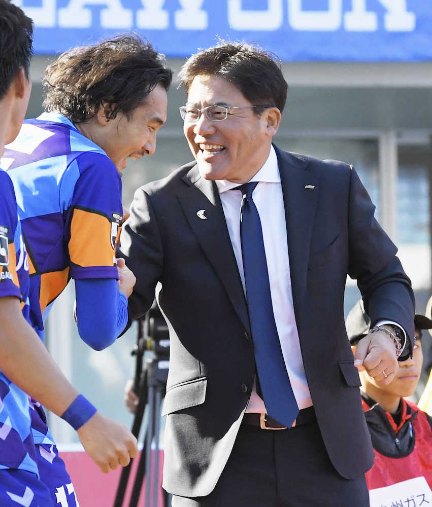 ＜長崎―横浜ＦＣ＞後半、決勝ゴールを決めた長谷川（左）と喜ぶ長崎の手倉森監督