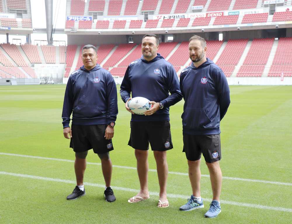 【画像・写真】豊田スタジアムを視察するサモアのスティーブ・ジャクソン監督（中央）ら