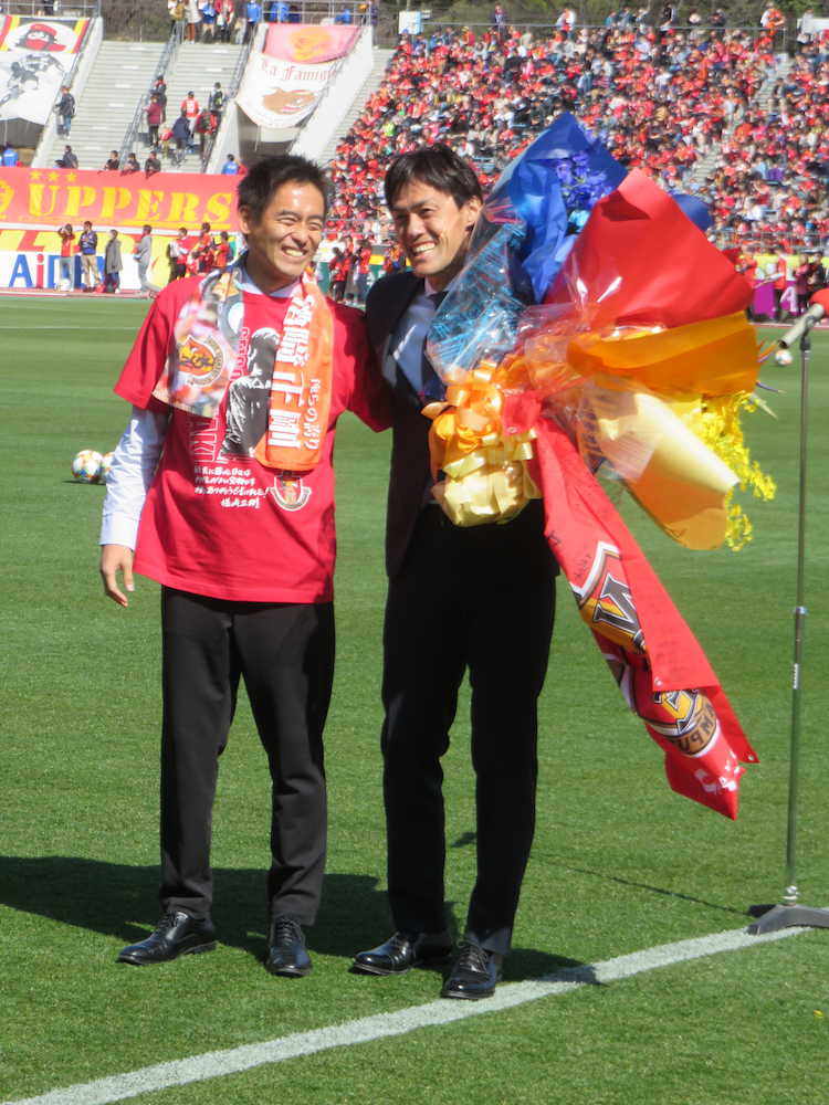 引退セレモニーで肩を組み笑顔を見せる川口氏（左）と楢崎氏