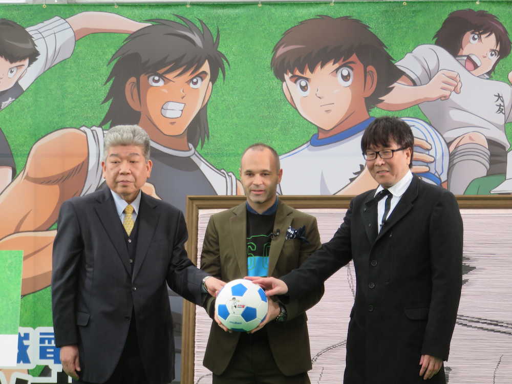 記念撮影をする（左から）京成電鉄の小林敏也社長、アンドレス・イニエスタ、高橋陽一氏