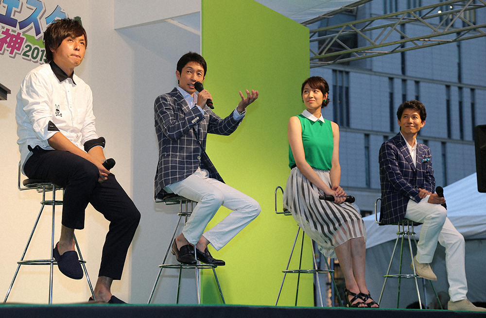 2015年のイベントで共演したG大阪・遠藤（左）と武豊（左から2番目）