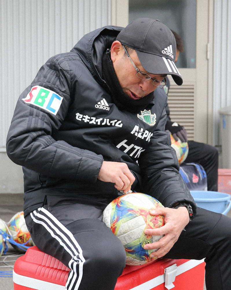 ボールを磨く松本・反町監督