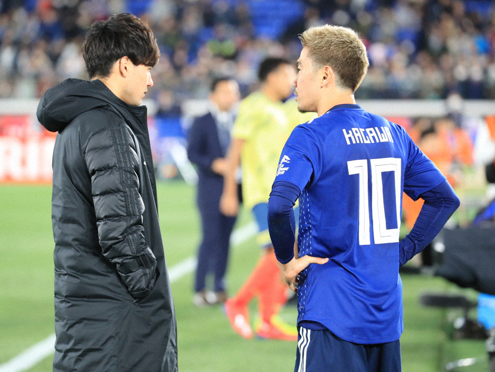 【画像・写真】＜日本・コロンビア＞試合後に話をする香川（右）と南野（撮影・篠原岳夫）