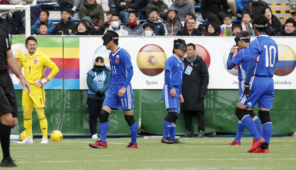 ＜日本・イングランド＞後半、2点目を奪われ、肩を落とす日本の選手たち