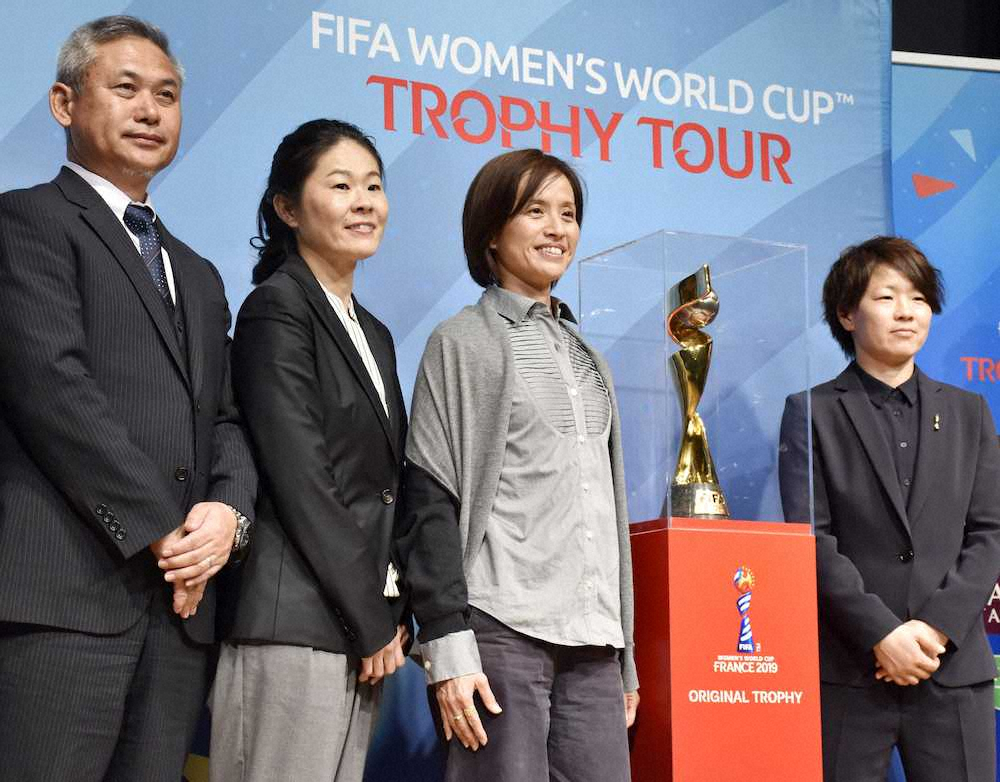 サッカー女子W杯の優勝トロフィーと写真に納まる（左から）女子日本代表の佐々木則夫前監督、澤穂希さん、高倉麻子監督、宮間あや