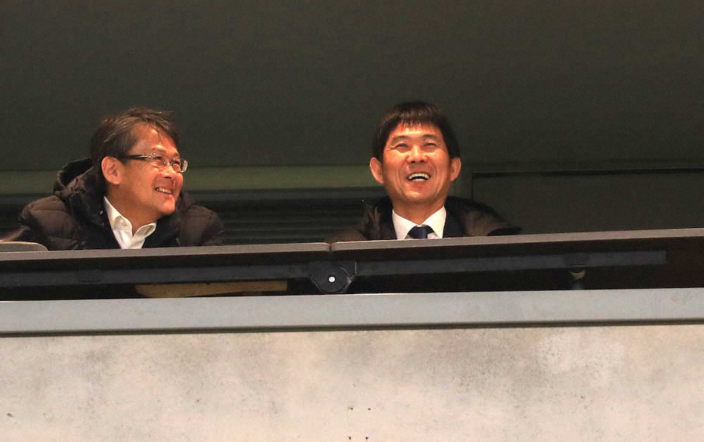 鹿島ー名古屋の試合を視察に訪れた日本代表・森保監督（右）と関塚技術委員長（撮影・篠原岳夫）