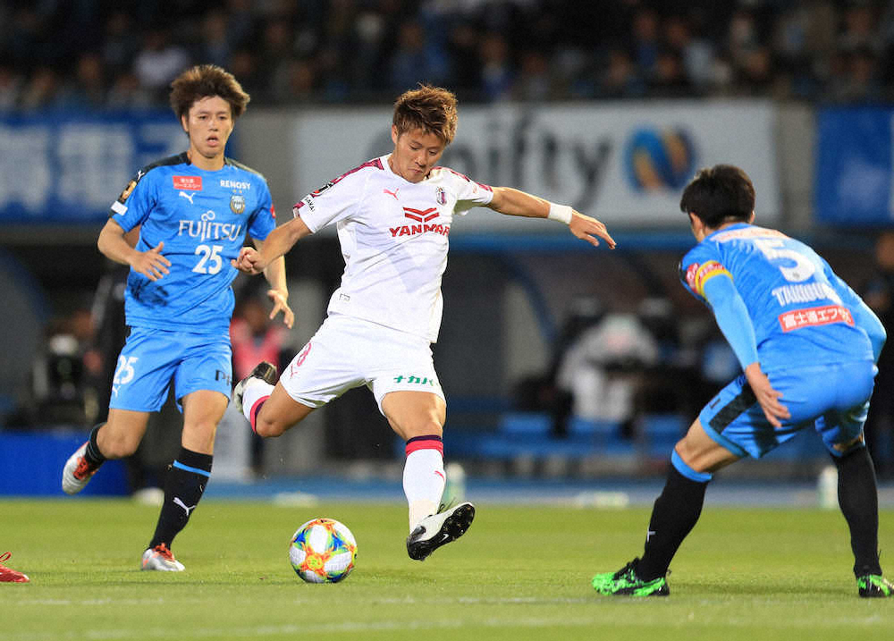 【画像・写真】前半、先制ゴールを決めるC大阪・柿谷　（撮影・白鳥　佳樹）