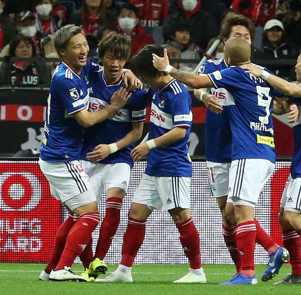 【画像・写真】後半25分、ゴールを決めた横浜・広瀬（左から2人目）と喜ぶ畠中（左）らイレブン（撮影・西海健太郎）