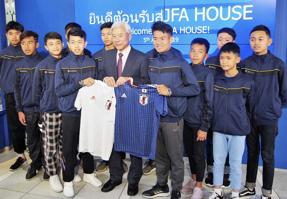 【画像・写真】タイ洞窟「奇跡の生還」少年ら来日　サッカーミュージアム訪問