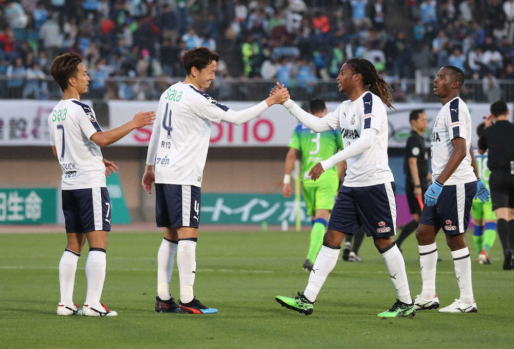 【画像・写真】勝利を喜ぶ磐田・ロドリゲス（右から2人目）ら磐田イレブン（撮影・郡司　修）