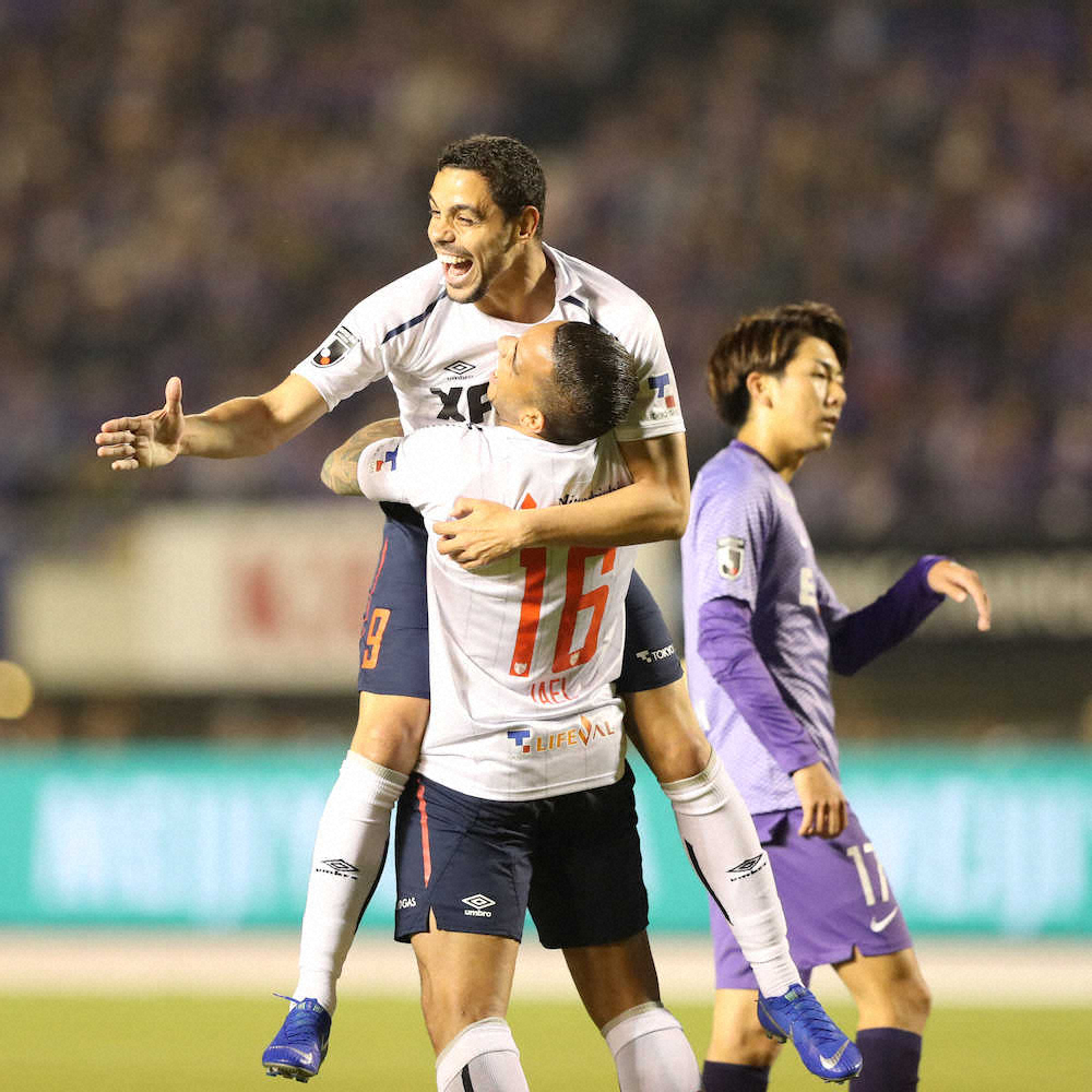 後半、先制ゴールを決め、FC東京・ジャエル（手前）に抱きかかえられて喜ぶディエゴ・オリヴェイラ（中央）（撮影・坂田　高浩）