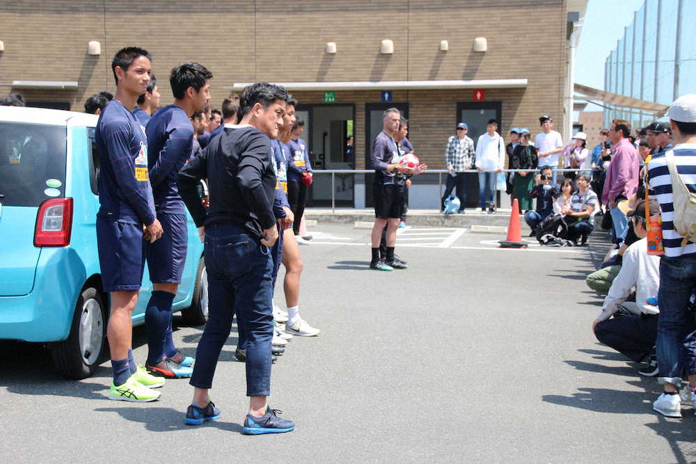 【画像・写真】最下位の鳥栖、カレーラス監督がサポーター前に“続投宣言”　トーレスも「誇りに思えるチームを」