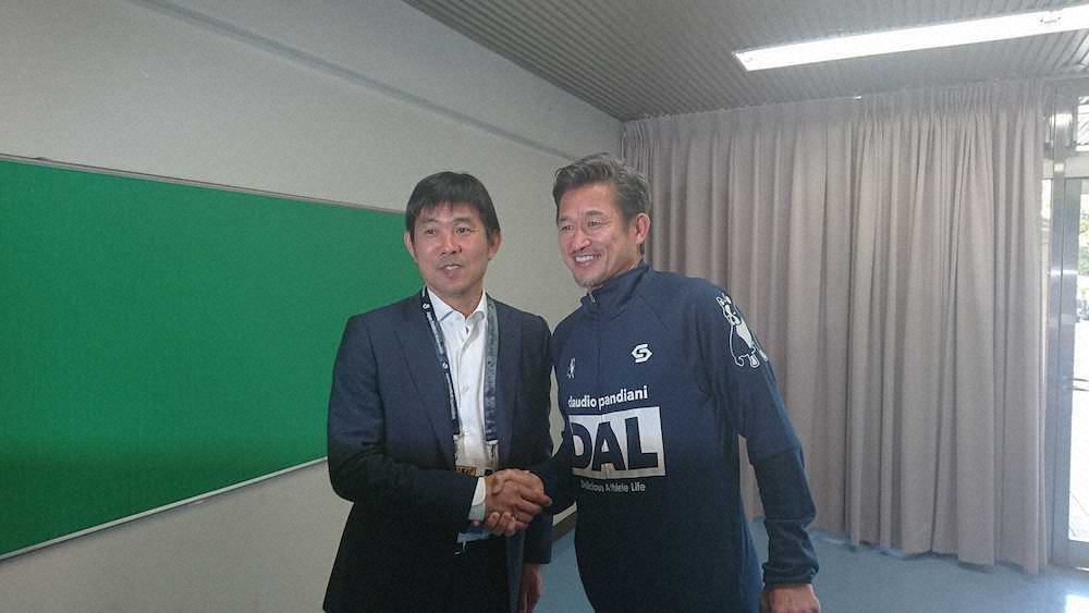 視察に訪れた森保監督（左）と握手する横浜FC三浦