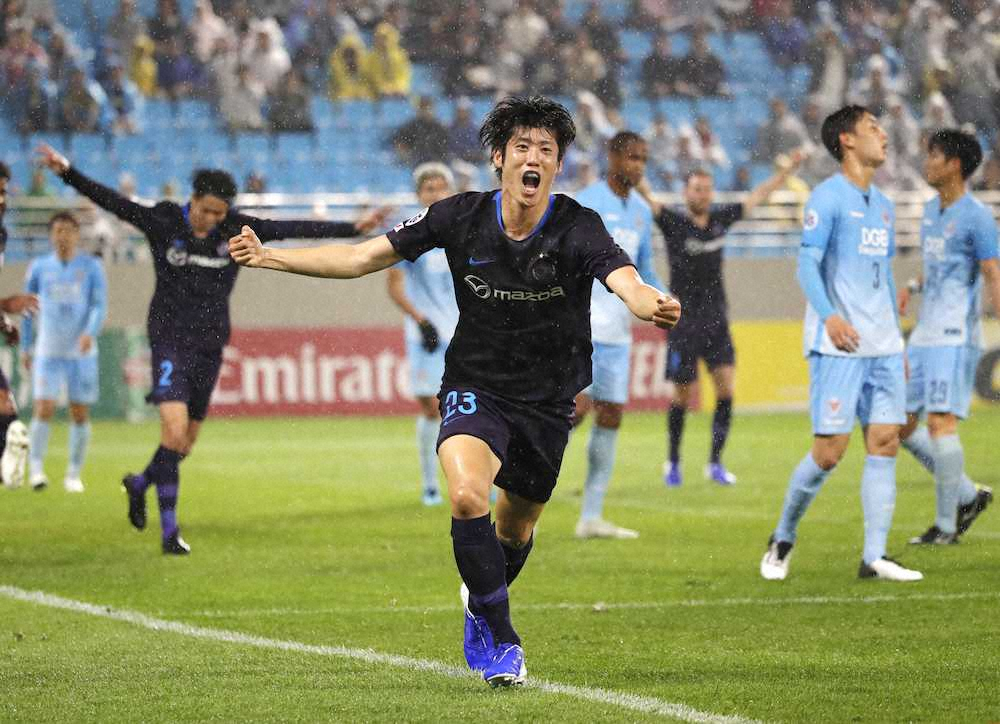 【画像・写真】広島　決勝Ｔ王手　ルーキー荒木が豪快プロ1号　頭でCKズドン、劣勢救った！