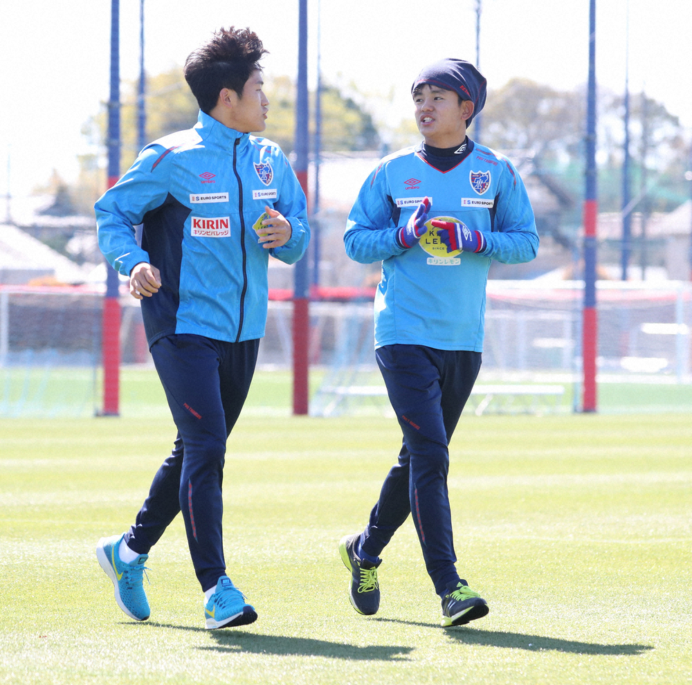【画像・写真】ランニングするFC東京のMF久保（右）