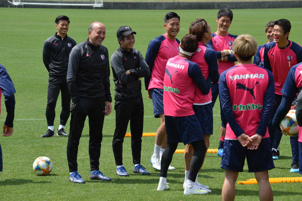 リラックスしたメニューで、目隠しをした選手らを見て笑顔を浮かべるC大阪のロティーナ監督（左）