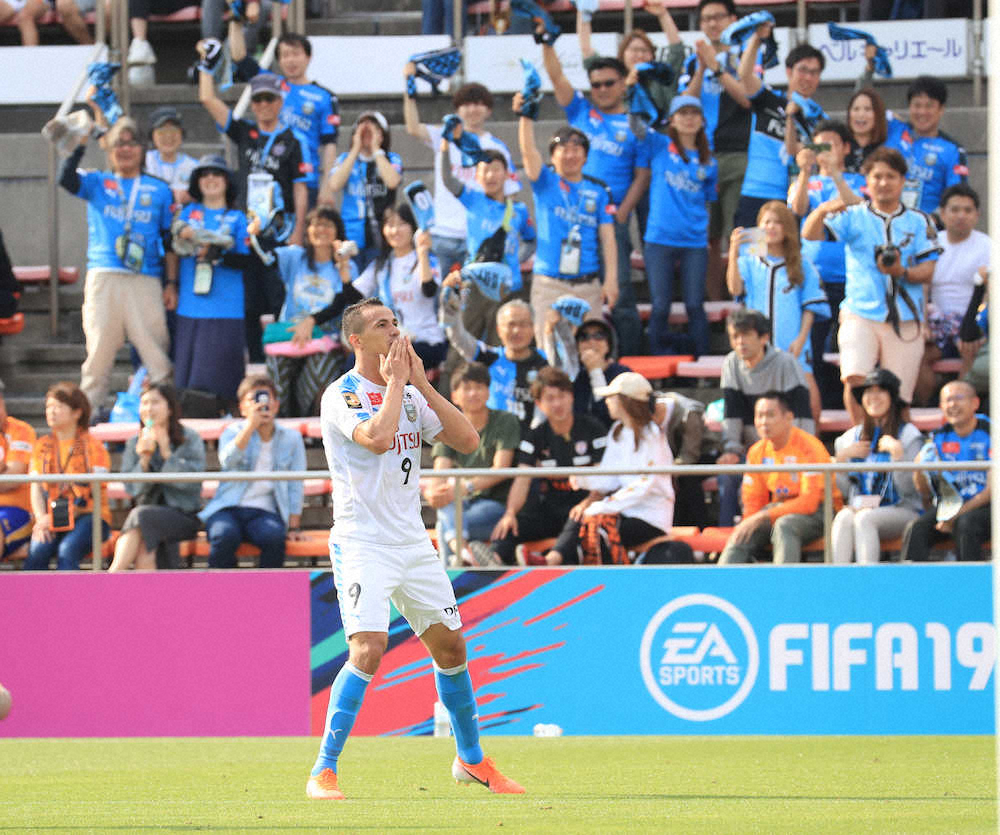 【画像・写真】相手背負ったまま強烈バイシクル！川崎F　レアンドロ・ダミアンの超絶ゴールにネット騒然