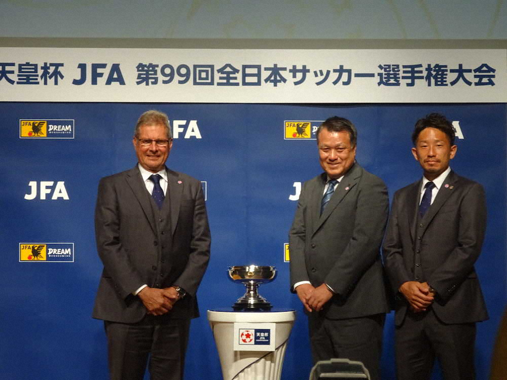 浦和のオリベイラ監督（左）、日本サッカー協会・田嶋幸三会長、DF宇賀神（右）