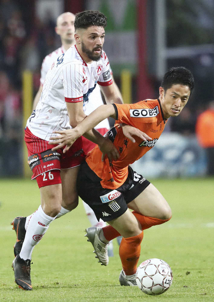 【画像・写真】コルトレイク戦の後半、競り合うシャルルロワの森岡（右）