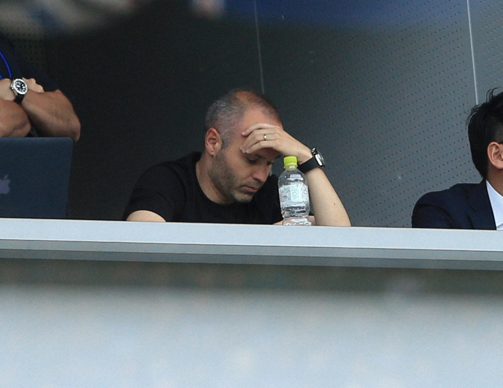 【画像・写真】頭を抱えるイニエスタ