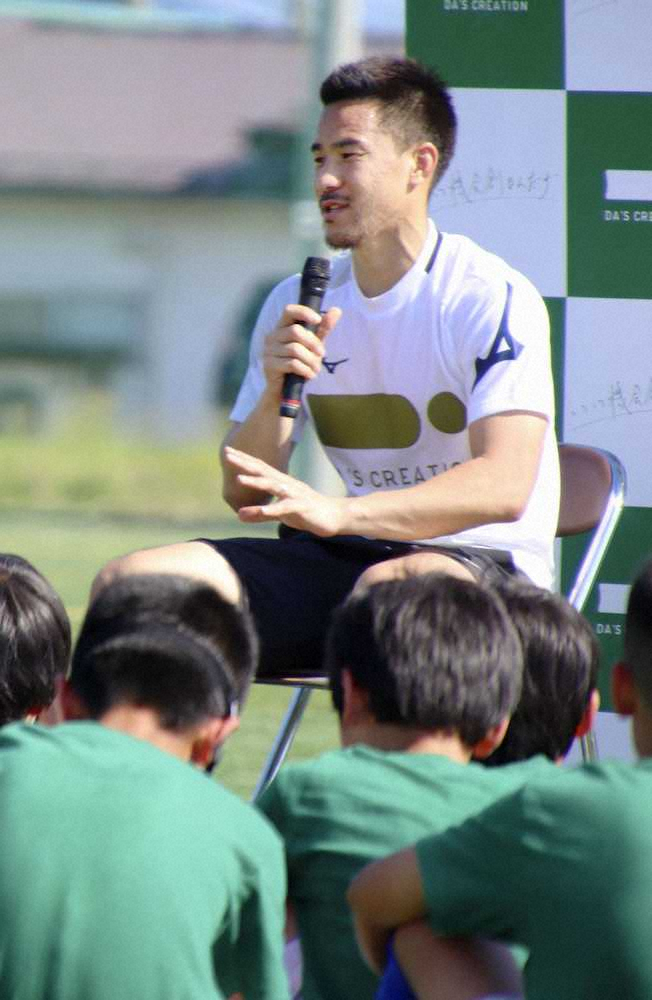 サッカー教室で小学生の質問に答える岡崎慎司