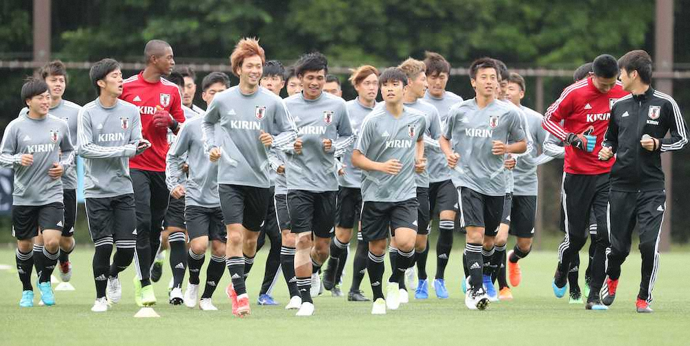【画像・写真】練習冒頭にランニングするU－22日本代表イレブン（撮影・大塚　徹）