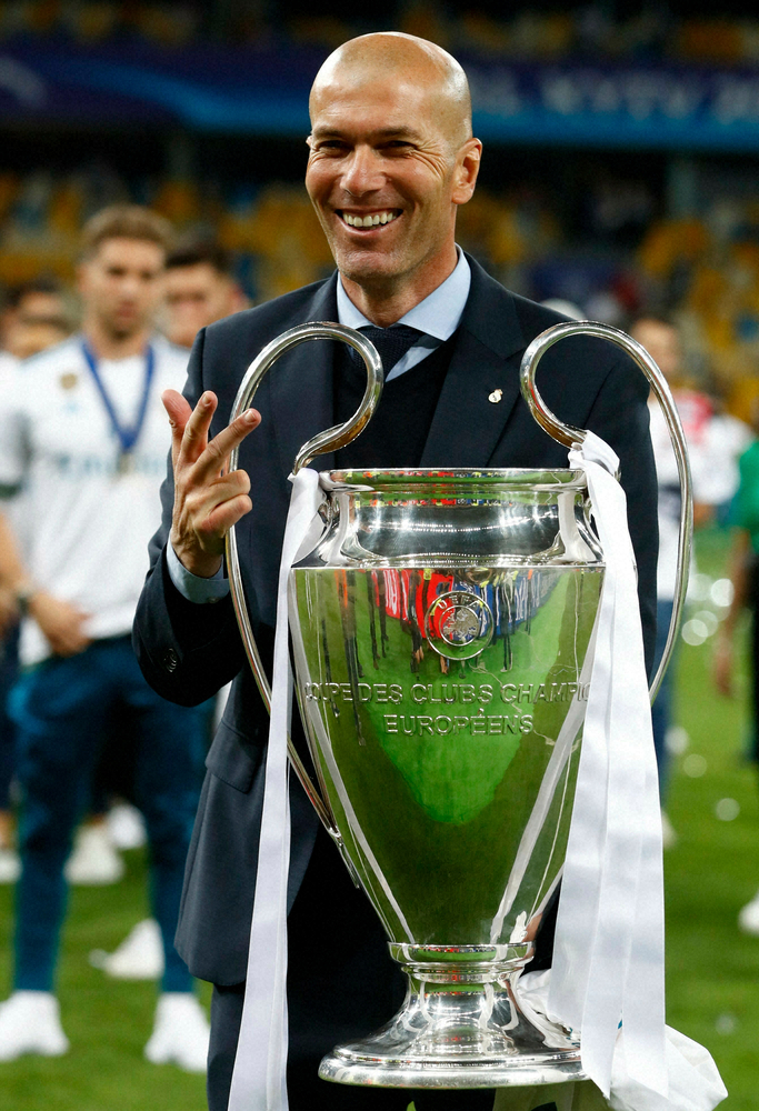 指揮官としては欧州チャンピオンズリーグ3連覇（15-16, 16-17, 17-18）の偉業を達成したレアル・マドリードのジネディーヌ・ジダン監督