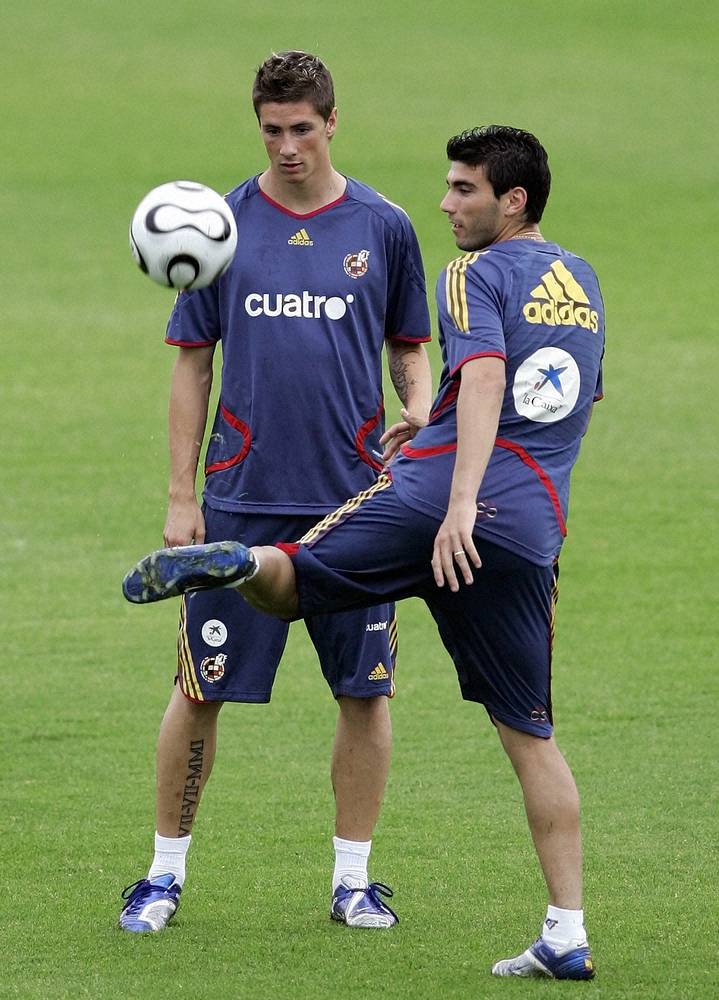 2006年のＷ杯ドイツ大会でＦ・トーレス（左）と並んで練習するレジェスさん（AP）