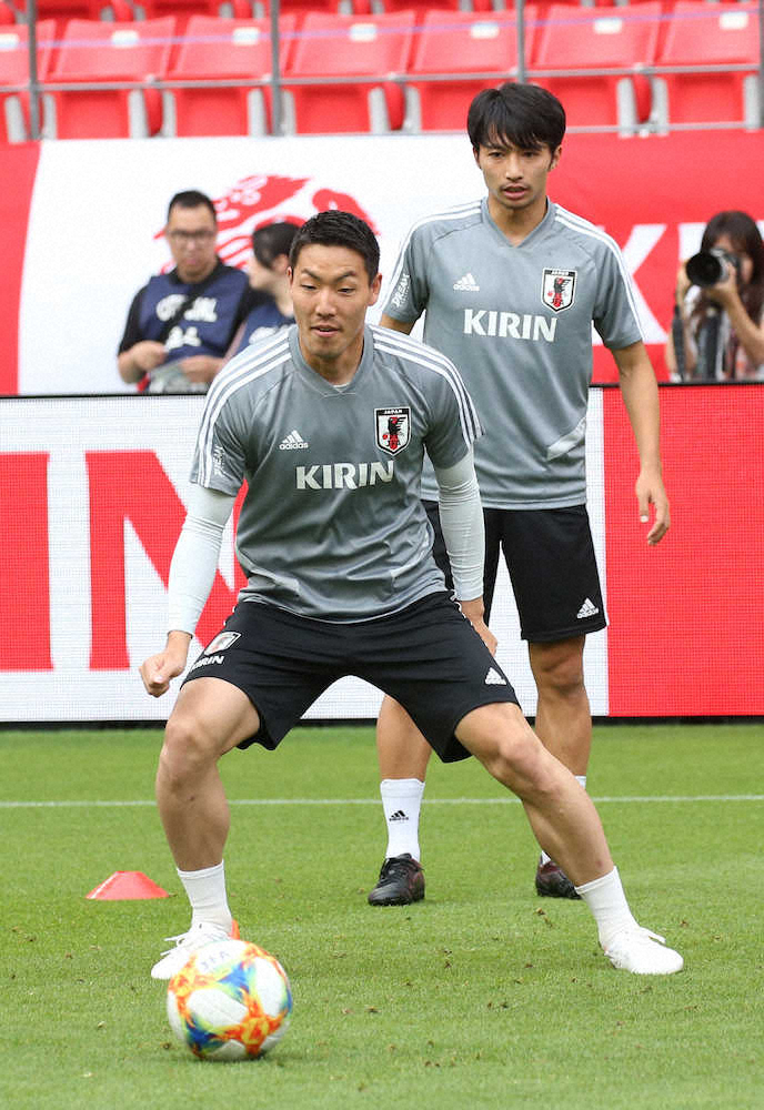 ＜サッカー日本代表練習＞ボール回しに汗を流す昌子（左）と柴崎（撮影・西海健太郎）