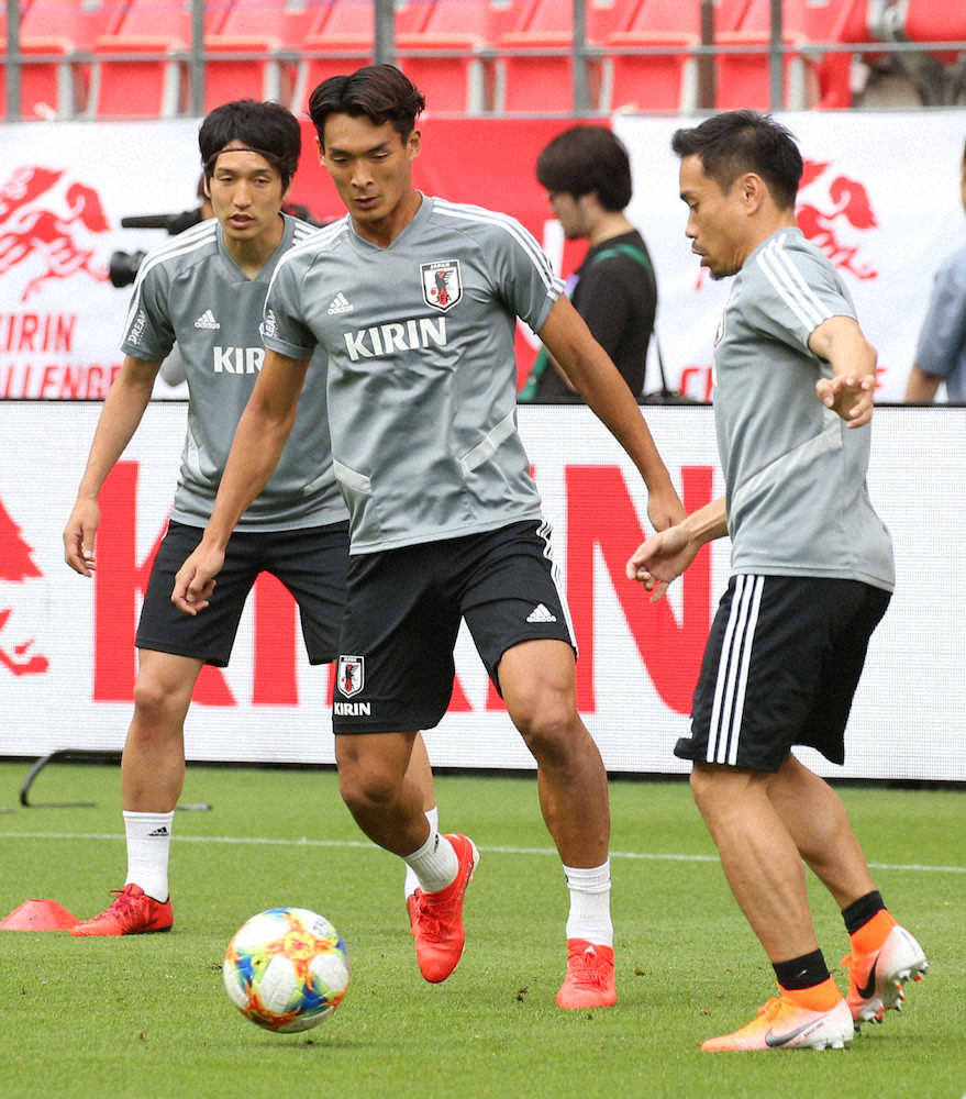 ＜サッカー日本代表練習＞ボール回しに汗を流す（左から）原口、槙野、長友（撮影・西海健太郎）