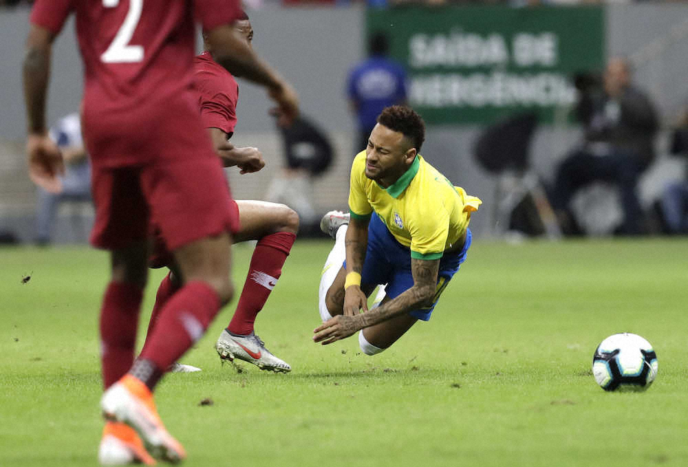 カタールとの親善試合で右足首を負傷したブラジル代表FWネイマール（AP）