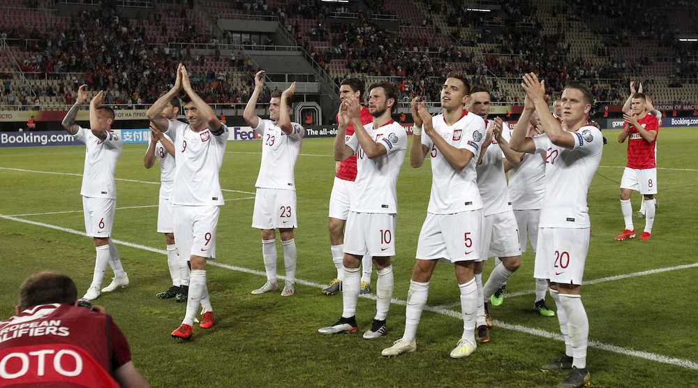北マケドニアを下し喜ぶポーランド代表イレブン 左から4人目23番が決勝弾のピオンテク Ap スポニチ Sponichi Annex サッカー