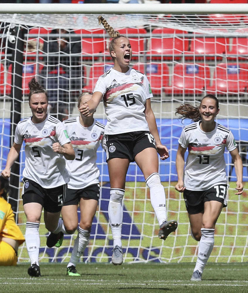＜女子W杯＞中国戦でゴールを決め喜ぶドイツ代表MFグビン（中央）（AP）