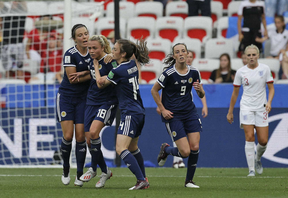 ＜女子Ｗ杯1次リーグＢ組＞スコットランドはエムスリー（左から2人目）が1点を返すもイングランドに1－2で黒星スタート（ＡＰ）