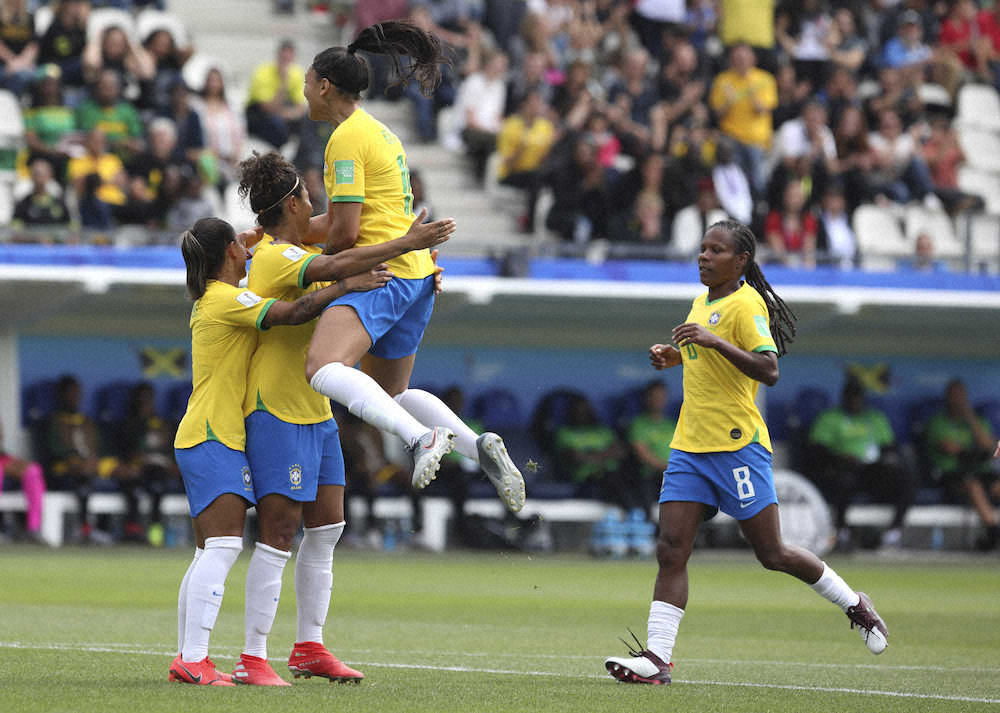 ＜女子Ｗ杯1次リーグC組＞ジャマイカ戦でゴールが決まり、喜びの輪に加わろうとするブラジル代表MFフォルミガ（右端）（AP）
