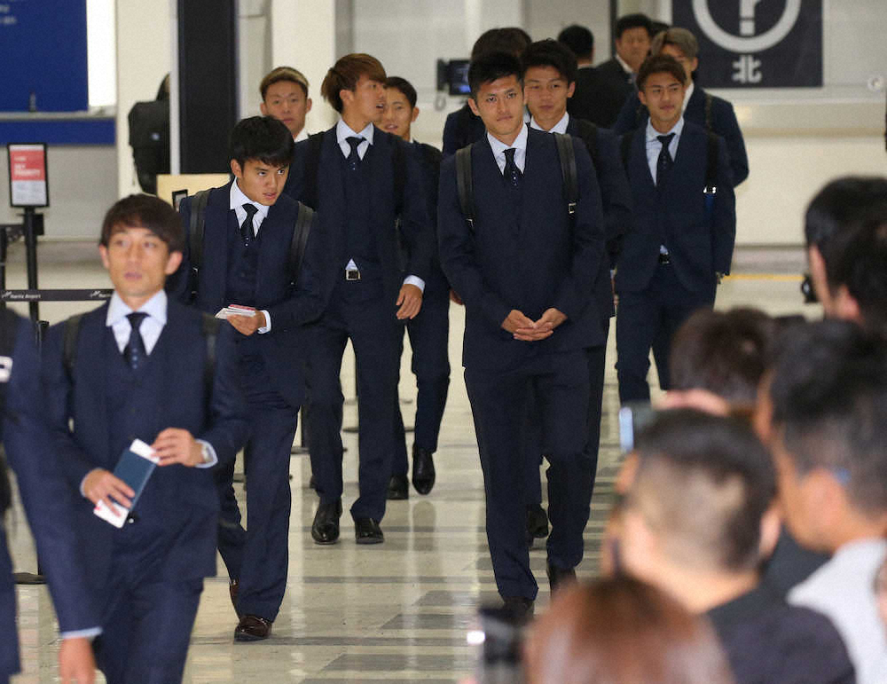 ＜サッカー日本代表出発＞ブラジルへ向け出発する久保（左から2人目）はサポーターに向け会釈する（撮影・西海健太郎）