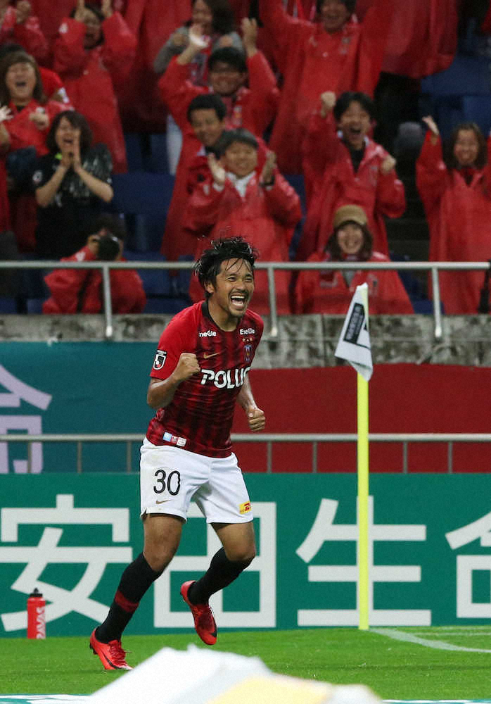 後半、決勝ゴールを決めた浦和・興梠はサポーターとともに喜ぶ（撮影・西海健太郎）