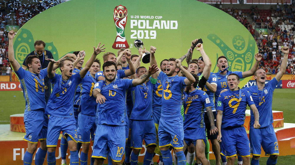 U―20W杯を制し喜ぶウクライナ代表イレブン（AP）