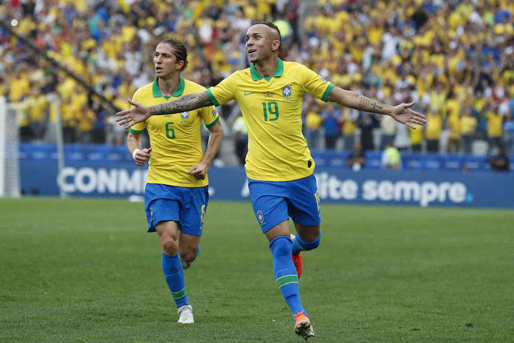 ペルー戦でゴール決め喜ぶブラジル代表FWエベルトン（右）（AP）