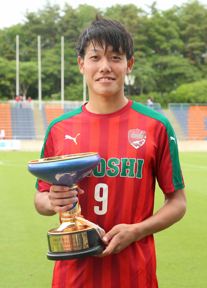 【画像・写真】＜福島県高校総体サッカー決勝＞優勝トロフィーを手に笑顔の尚志FW染野