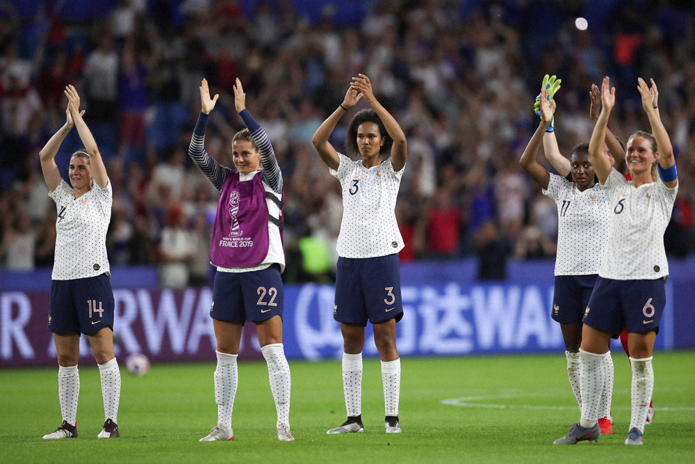 女子W杯決勝トーナメント1回戦でブラジルを下し喜ぶフランス代表イレブン。開催国の意地を見せた（AP）