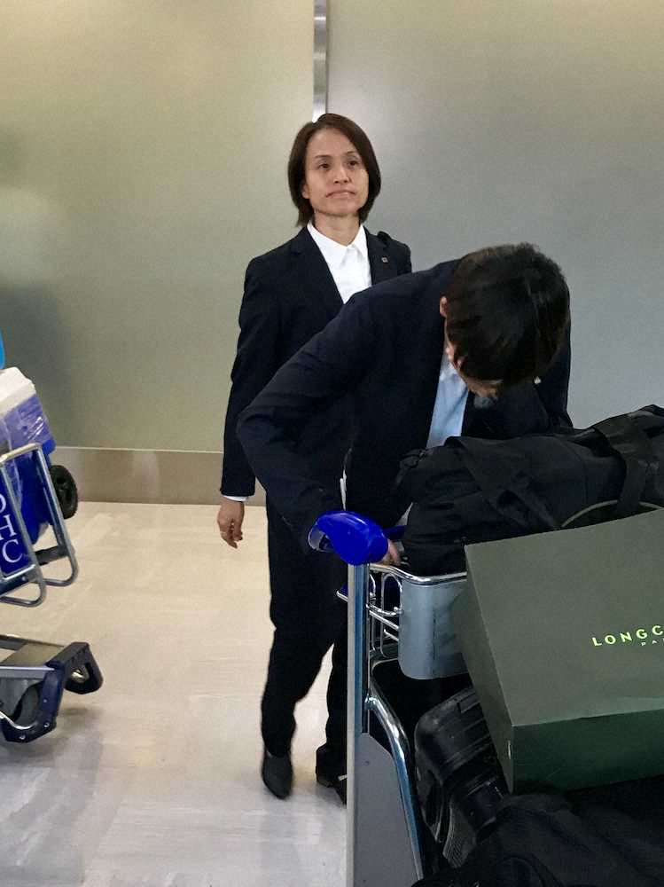 【画像・写真】なでしこ帰国　高倉監督、東京五輪へ気持ち新た「とにかく来年に向けて進む」