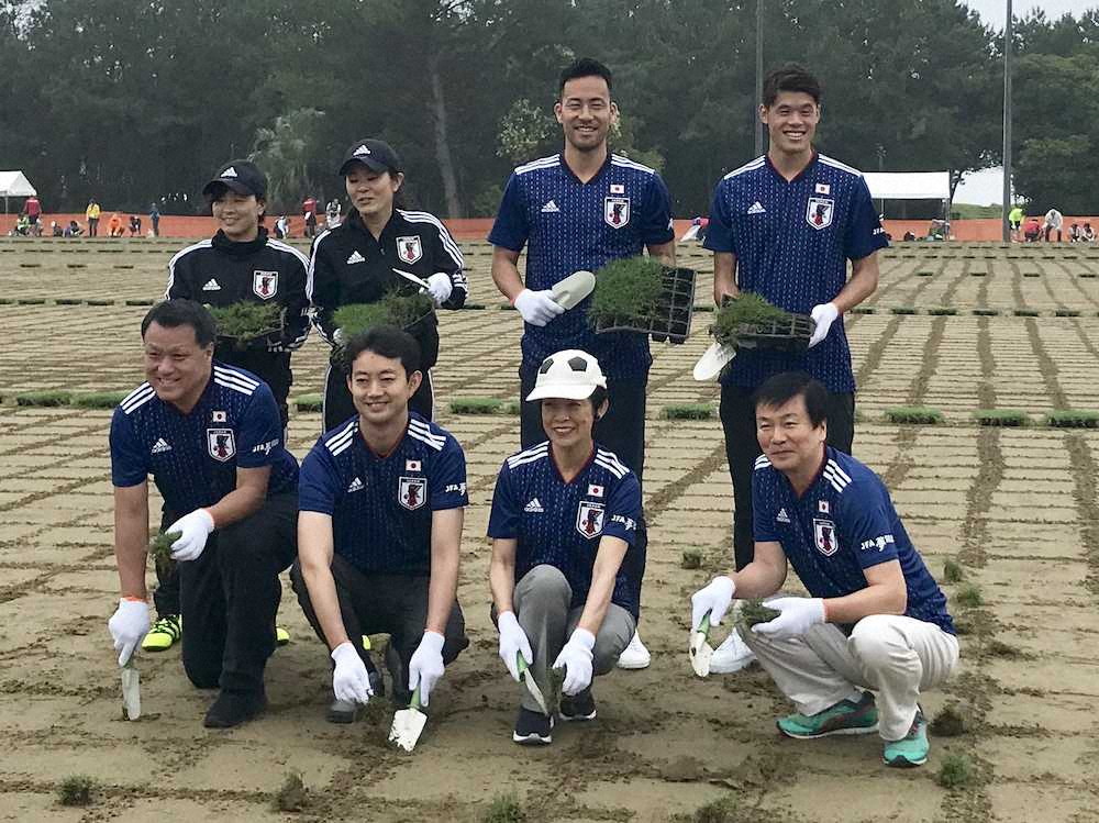 【画像・写真】田嶋会長　芝生の苗を植える　16週でサッカーができるグラウンドに　