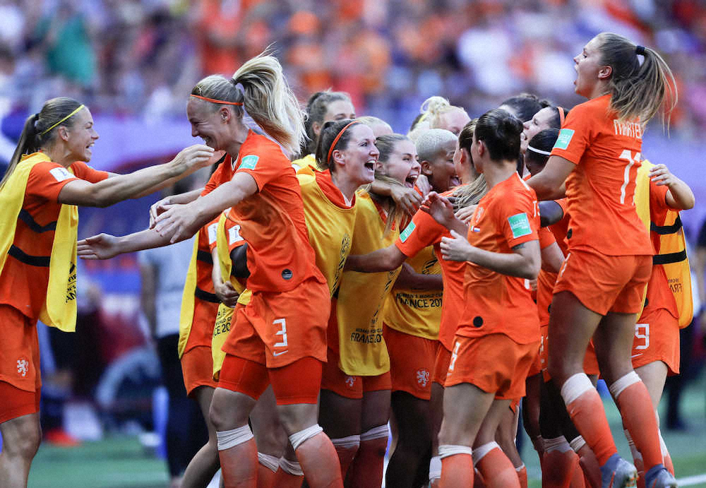 ＜女子W杯準々決勝＞イタリアを下し喜びを爆発させるオランダ代表イレブン（AP）