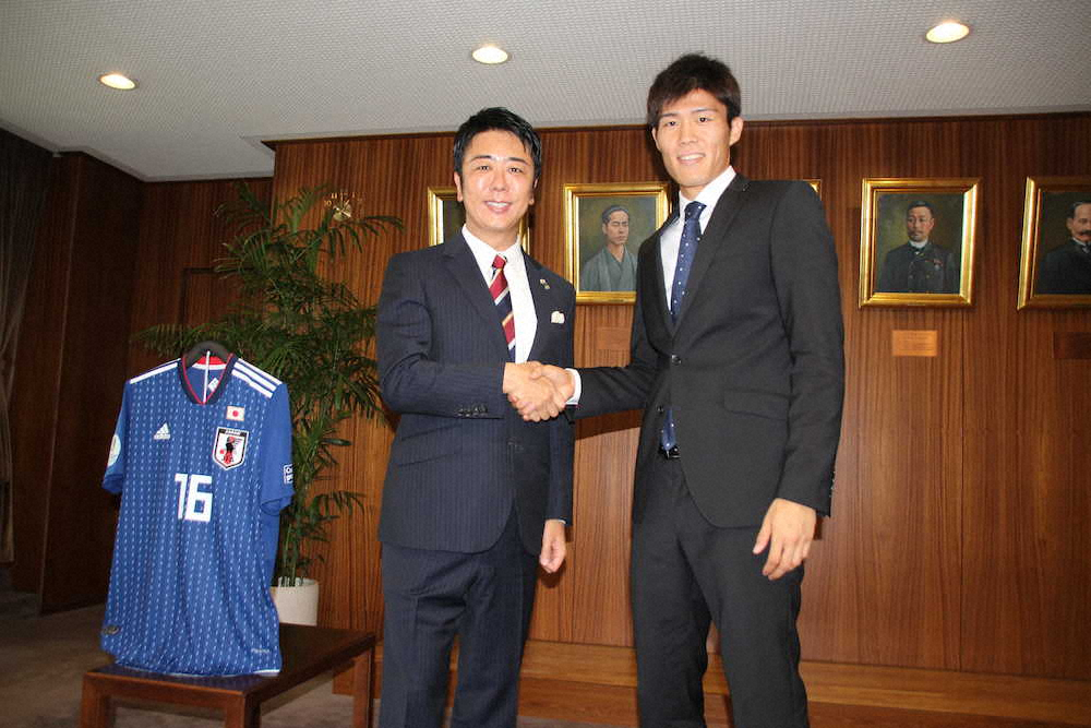 高島福岡市長（左）を表敬訪問した日本代表DF冨安