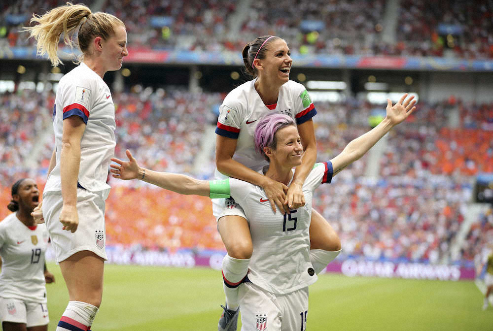 ＜女子W杯決勝＞オランダ戦でPKを決め喜ぶFWラピノー（右手前）ら米国代表イレブン（AP）