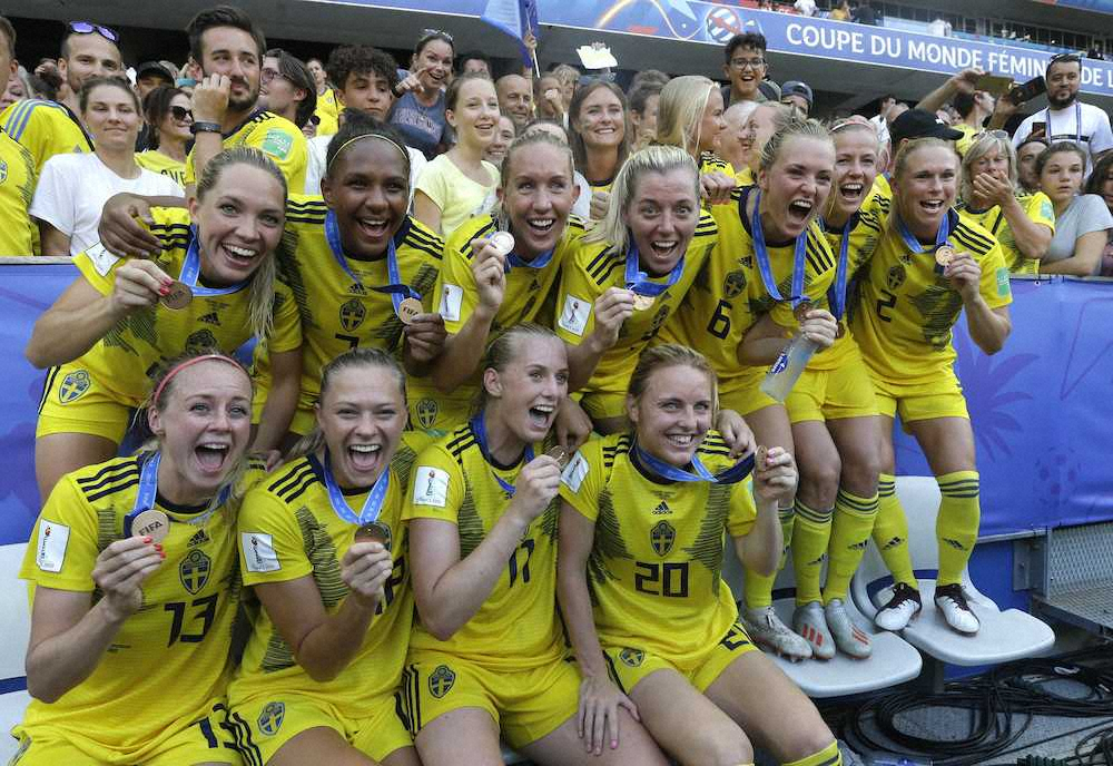 女子W杯で3位となり喜ぶスウェーデン代表イレブン（AP）