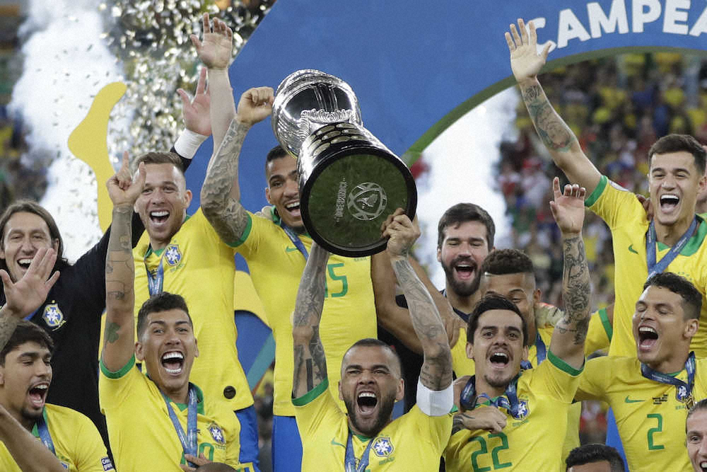 南米選手権を制したブラジル代表は、ダニエウ・アウベス主将がトロフィーを掲げる（AP）