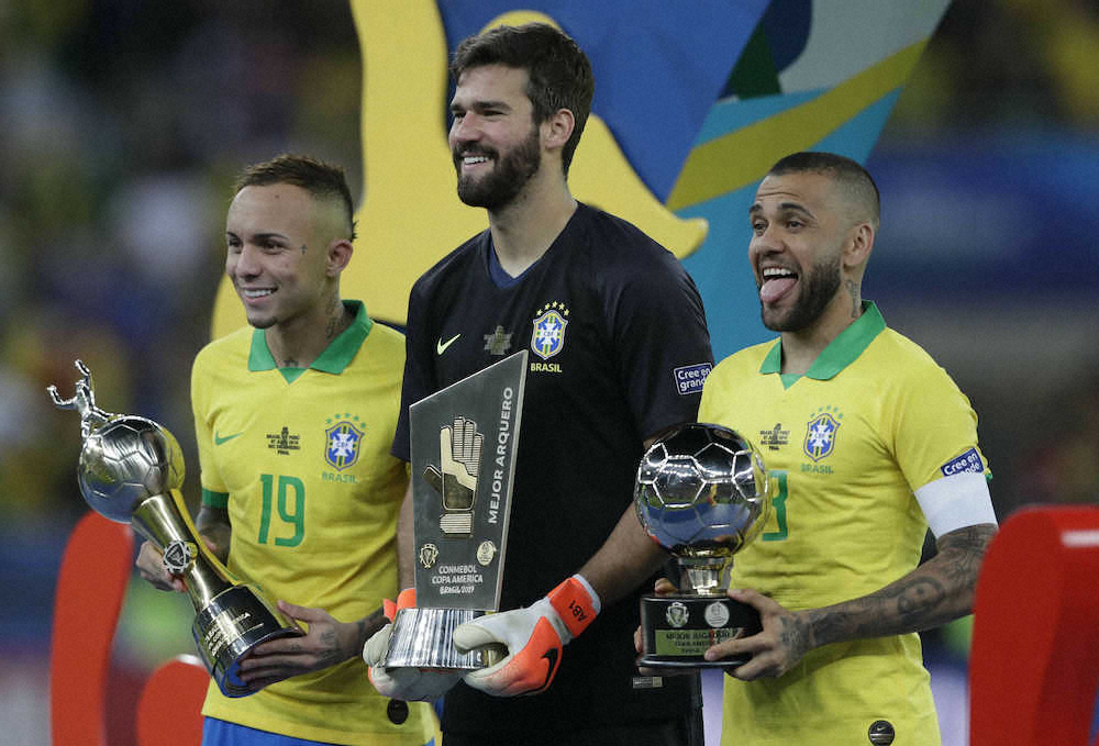 南米選手権で優勝したブラジル代表が個人賞を独占。大会MVPはダニエウ・アウベス（右）が受賞（AP）