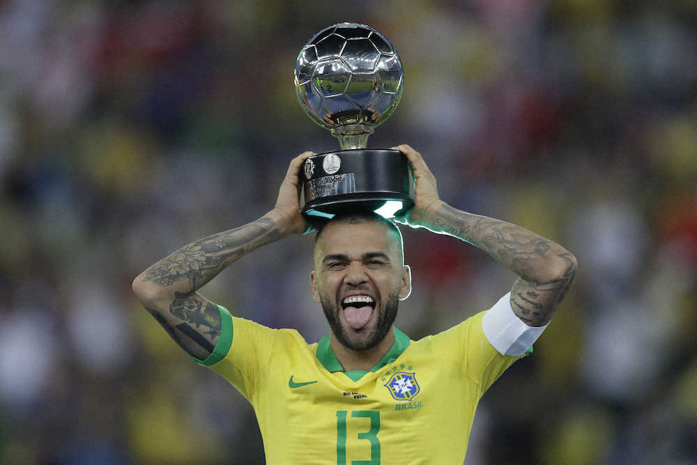 南米選手権で優勝し、大会MVPに輝いたブラジル代表DFダニエウ・アウベス（AP）